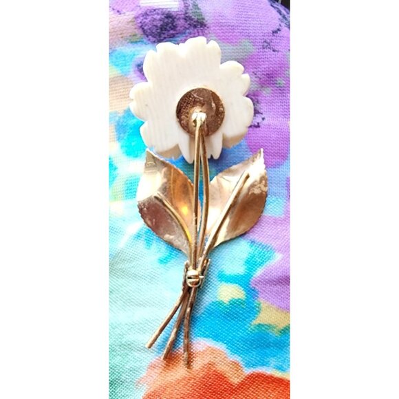 Exquisitely Detailed Vintage Creamy Celluloid Rose Brooch With Gold Tone Leaves - Picture 4 of 6